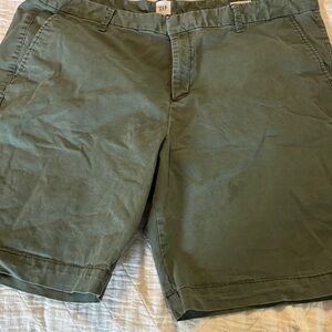 GAP Women’s Olive Green Flat-Front Chino Shorts